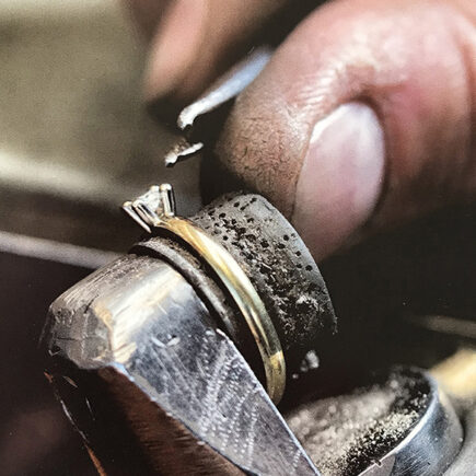 ydo juweliers repareert een gouden ring met diamant