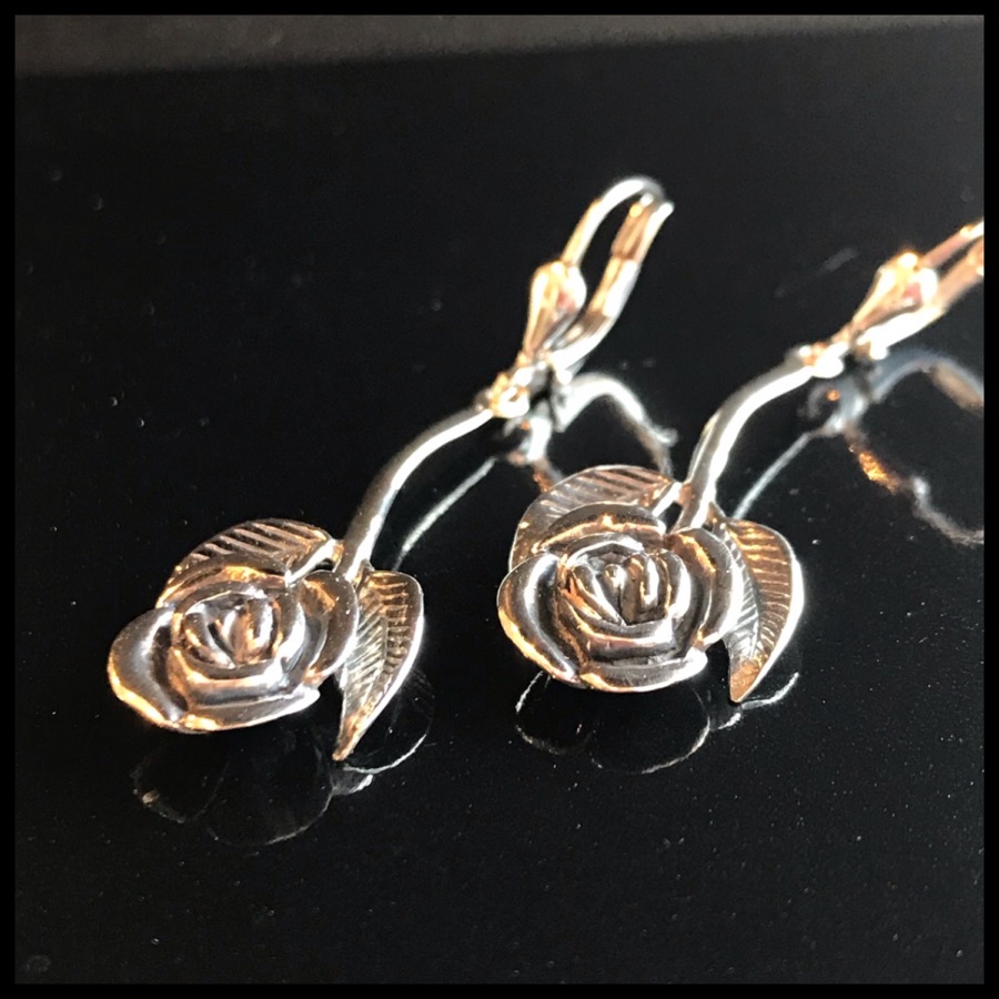 Zilveren oorhangers met roosjes