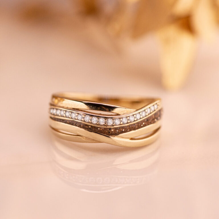 Seeyou ring, in de ring kan as, haar of zand worden verwerkt. Vraag naar de mogelijkheden in de winkel bij Juwelier Ed Ydo