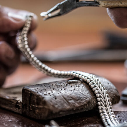 Silk armband wordt gemaakt in het atelier van silk. De armband is verkrijgbaar bij Juwelier Edy do